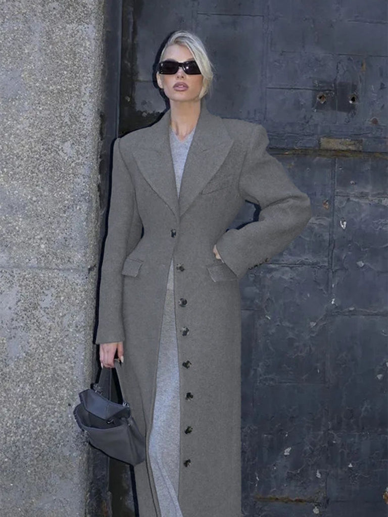 Manteau longue rouge vin à boutons col revers unis des années 1930