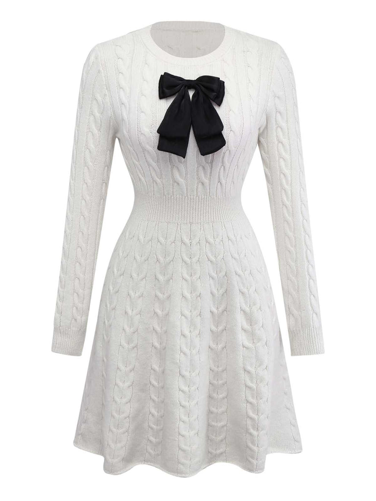 Robe pull blanche en tricot à nœud décoratif des années 1970