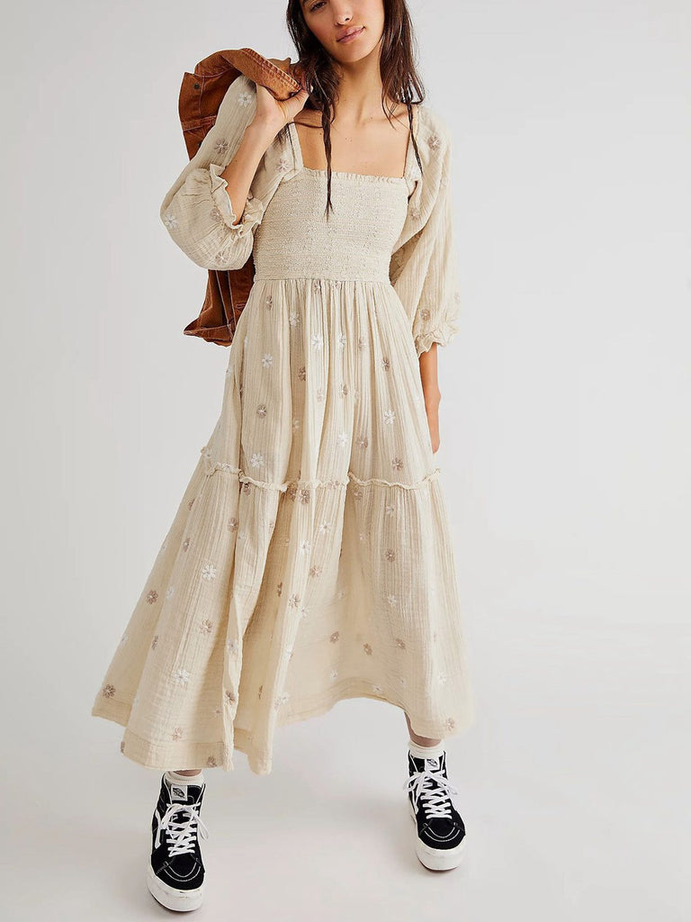 Robe manches lanterne brodées de fleurs des années 1940