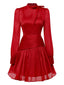 Robe rouge unie manches longues et col noué froncé des années 1960