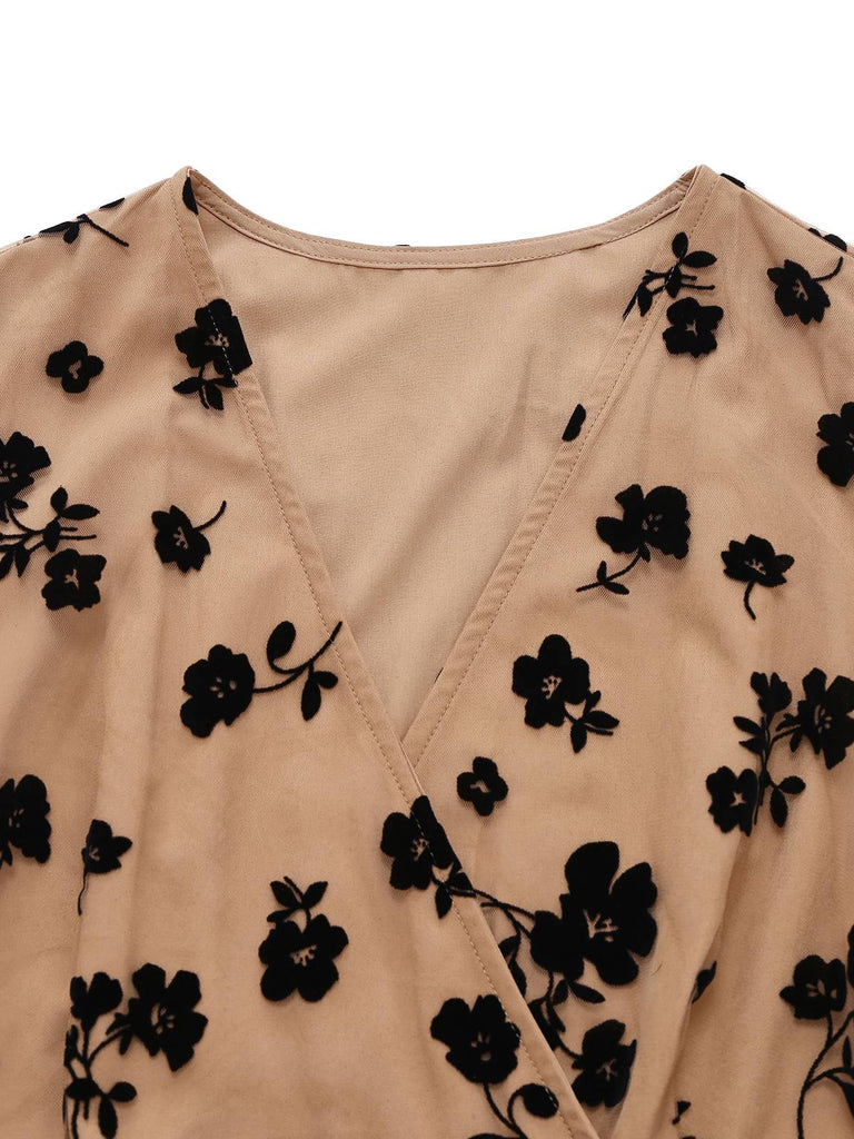 Robe beige à col en V en maille fleurie floquée années 1930