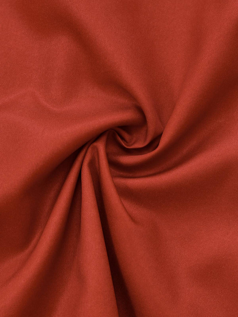 Robe rouge à revers avec guitare et notes des années 1950