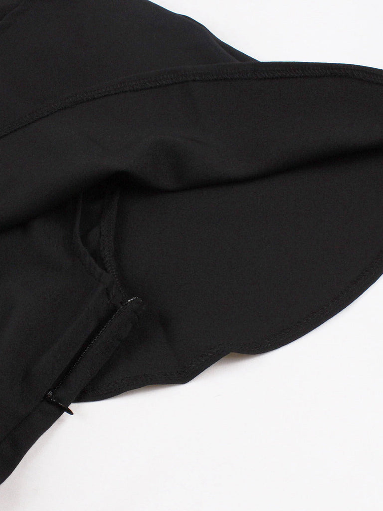 Robe cape noire à col en V et ceinture années 1950