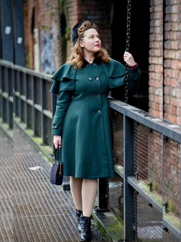 Manteau croisé vert avec ceinture et cape des années 1930