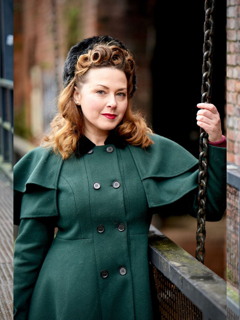 Manteau croisé vert avec ceinture et cape des années 1930