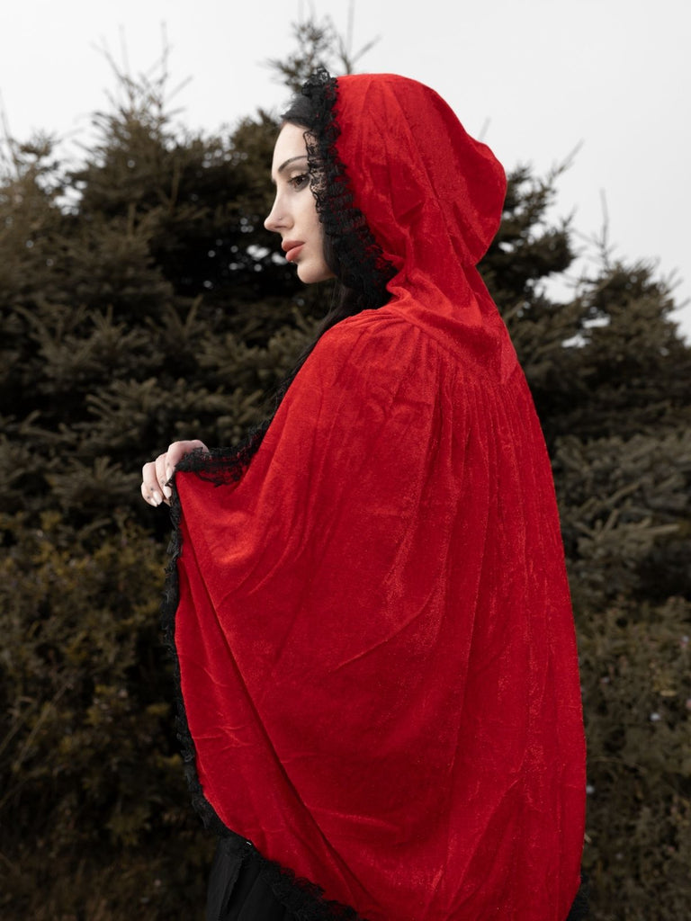Cape en velours rouge avec bordure en dentelle pour Halloween des années 1950