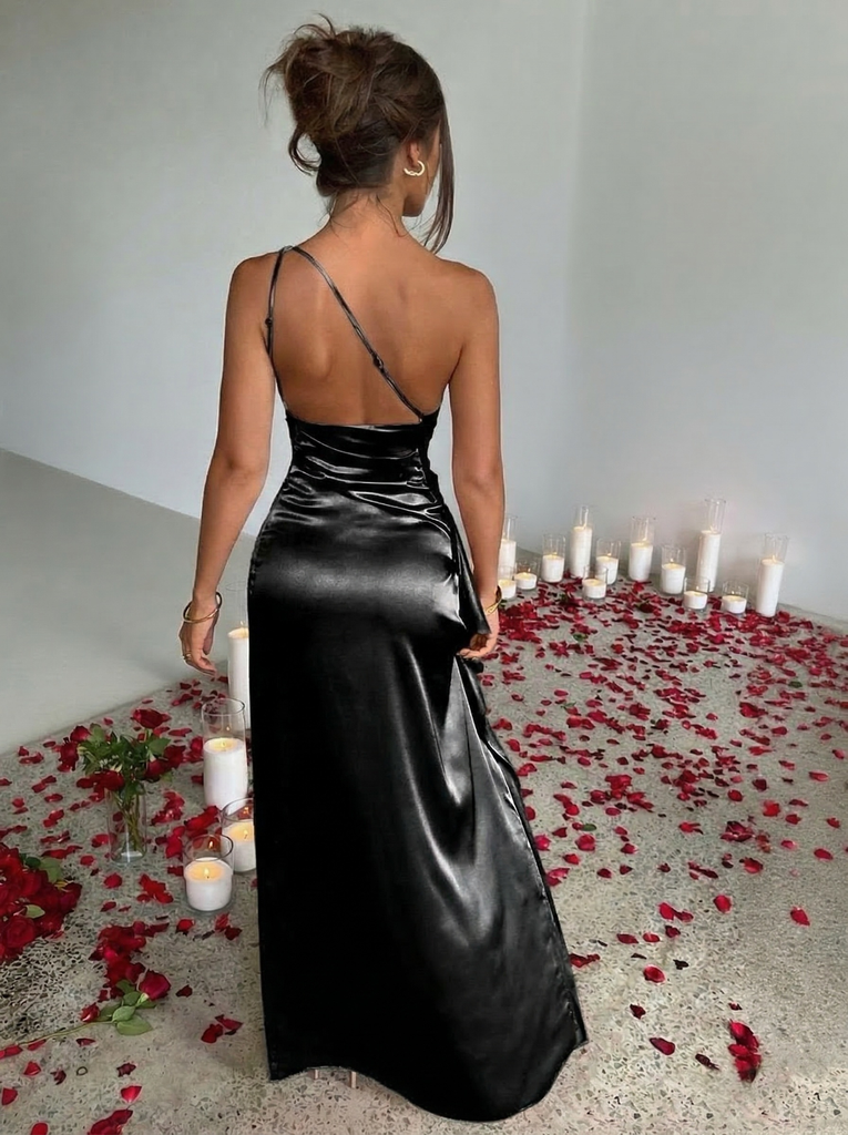 Robe asymétrique en satin fendue et froncée années 1960