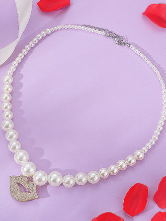 Collier vintage avec pendentif en perles et lèvres