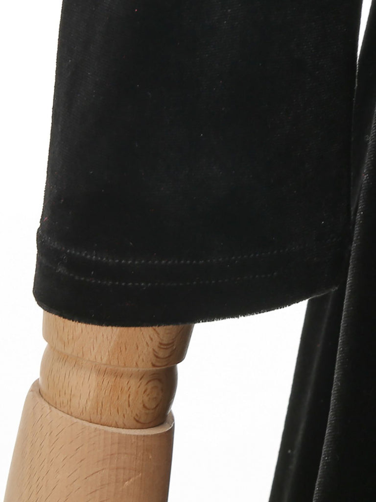 Robe noire en velours tricoté col et boutons nacrés années 1950