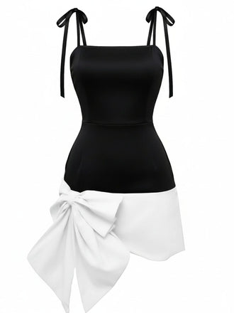 Robe noire à col carré et nœud papillon rouge années 60