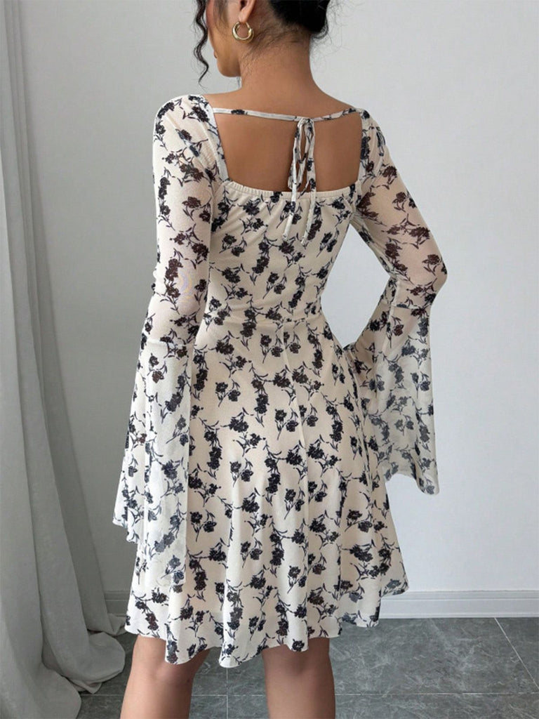 Robe courte beige fleurs décolleté cœur et manches cloche résille années 1950