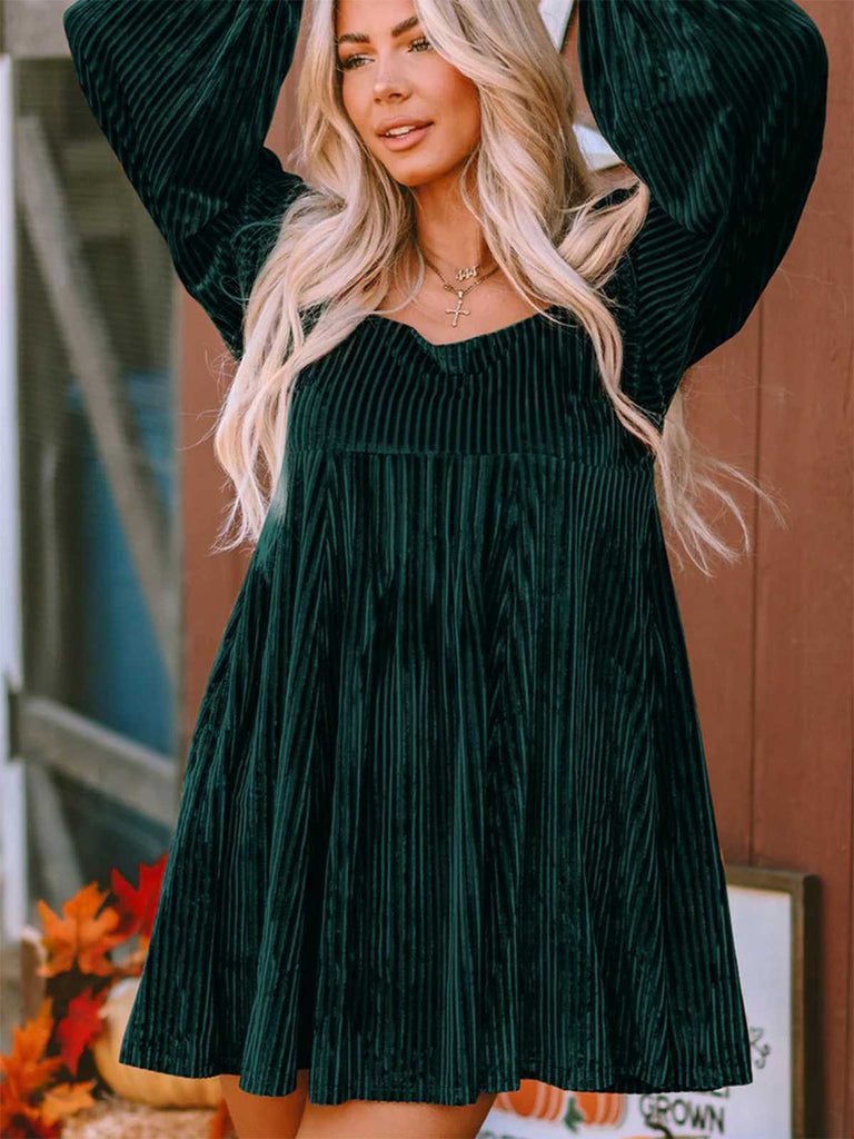 Robe babydoll en velours à col carré et manches bouffantes années 1960