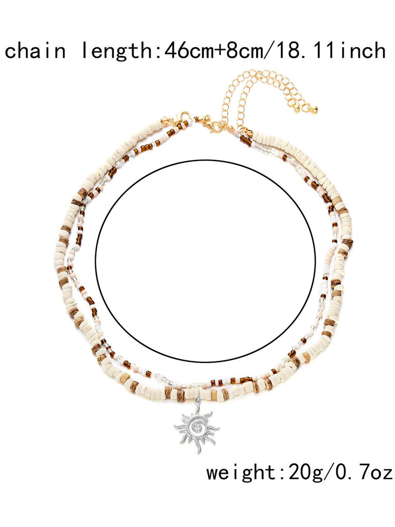 Collier plusieurs rangs pendentif soleil perles blanches et brunes