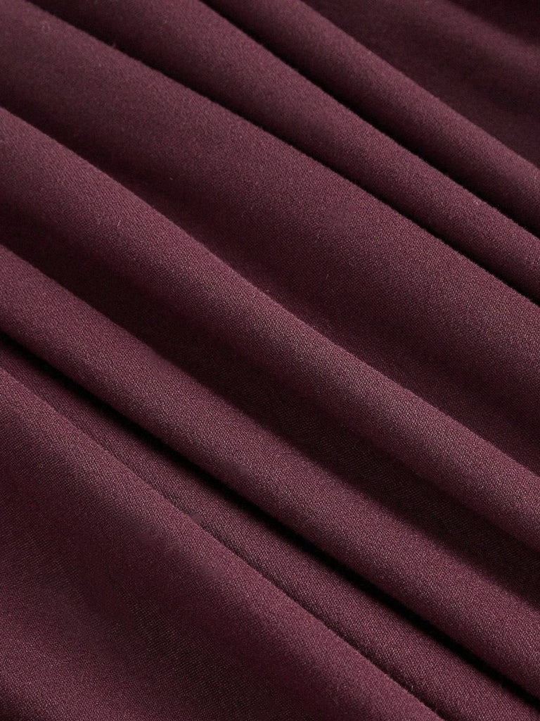 Robe plissée bordeaux épaules dénudées et manches longues années 1940