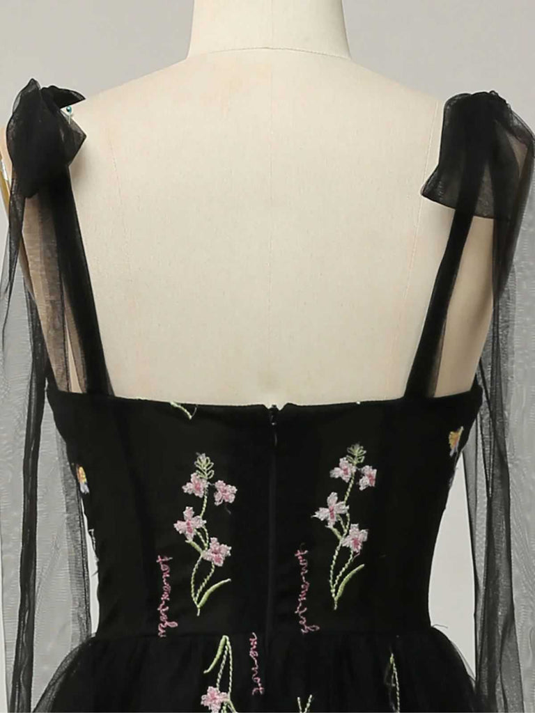 Robe longue noire brodée à fleurs en maille à épaules nouées des années 1930
