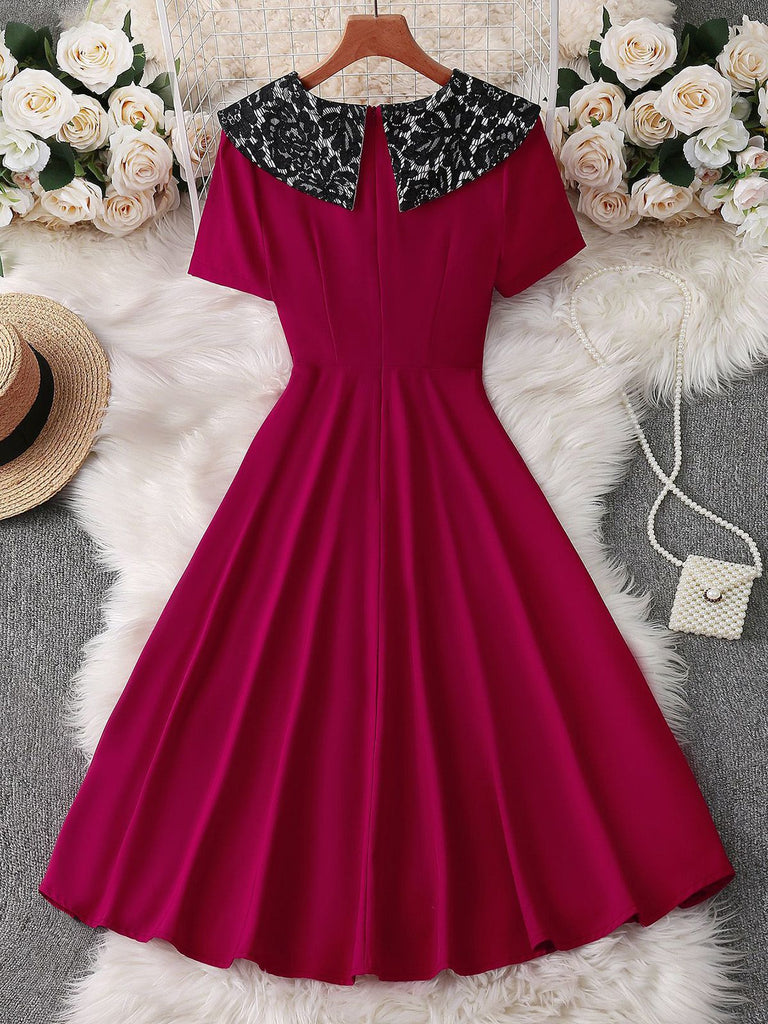 Robe trapèze col revers sauvage rouge en dentelle florale des années 1950