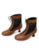 Paire de bottines marron à lacets avec des détails noirs sur fond blanc