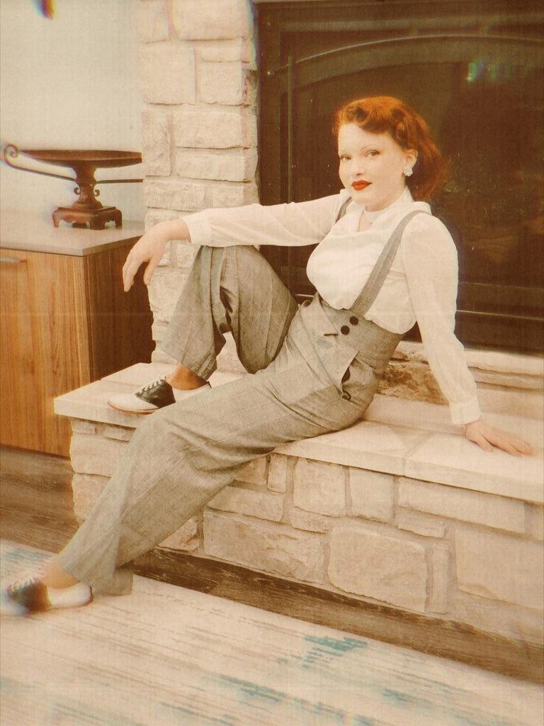 Chemisier à manches bouffantes satin et pantalon bretelles à carreaux années 1940