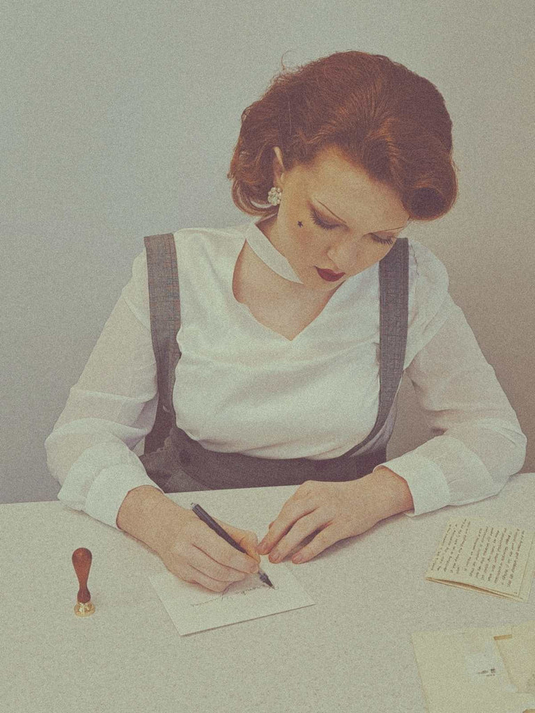 Chemisier à manches bouffantes satin et pantalon bretelles à carreaux années 1940