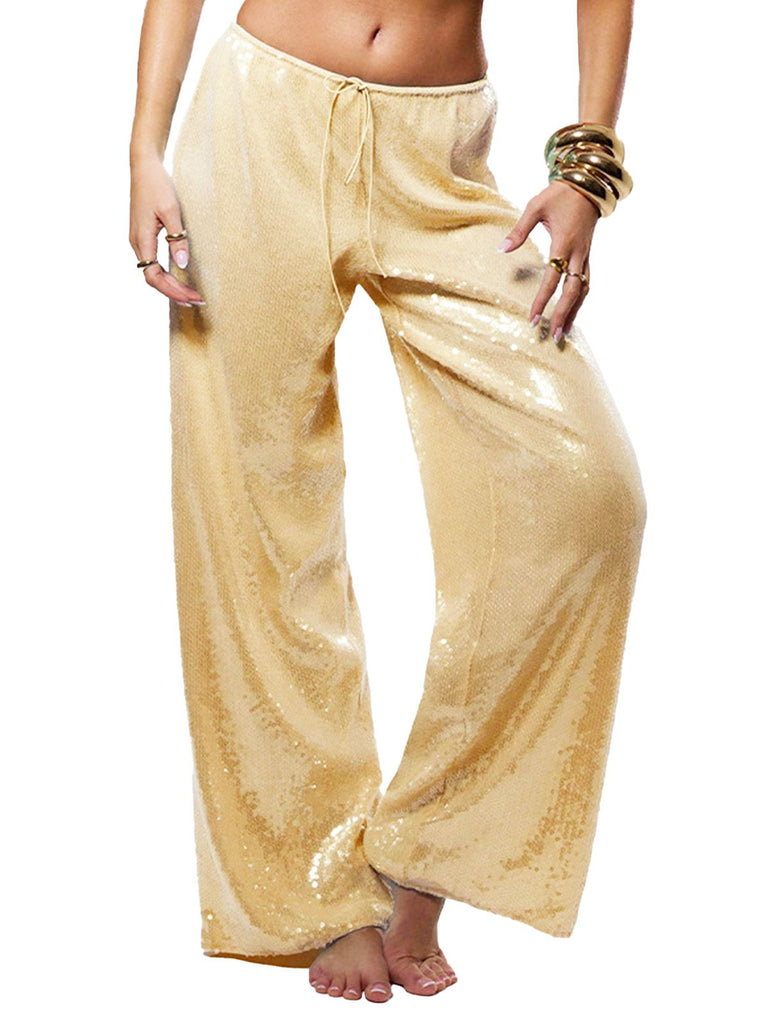 Pantalon à paillettes dorées porté par une personne sur fond blanc