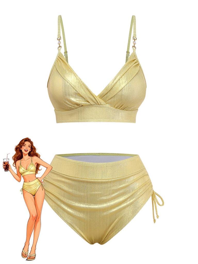Un ensemble bikini métallisé doré scintillant, composé d'un bas taille haute et d'un haut triangle, orné d'une illustration rétro.