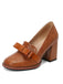Chaussure en cuir marron à talon bloc sur fond blanc