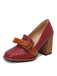 Chaussure rouge avec nœud et talon marron sur fond blanc