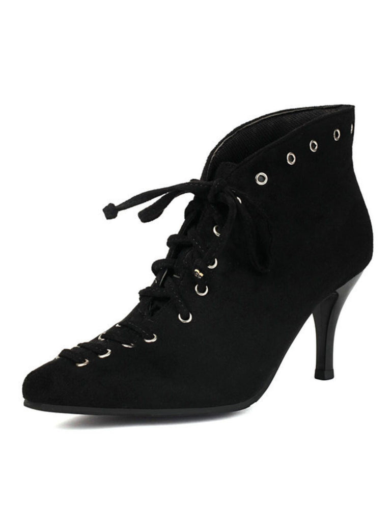 Chaussure noire à talons hauts et lacets sur fond blanc