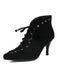 Chaussure noire à talons hauts et lacets sur fond blanc