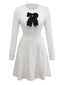 Robe pull blanche en tricot à nœud décoratif des années 1970