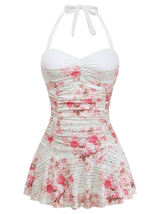 Vue de face en studio du maillot de bain fleuri mettant en valeur le corsage froncé et l'ourlet évasé de la jupe.
