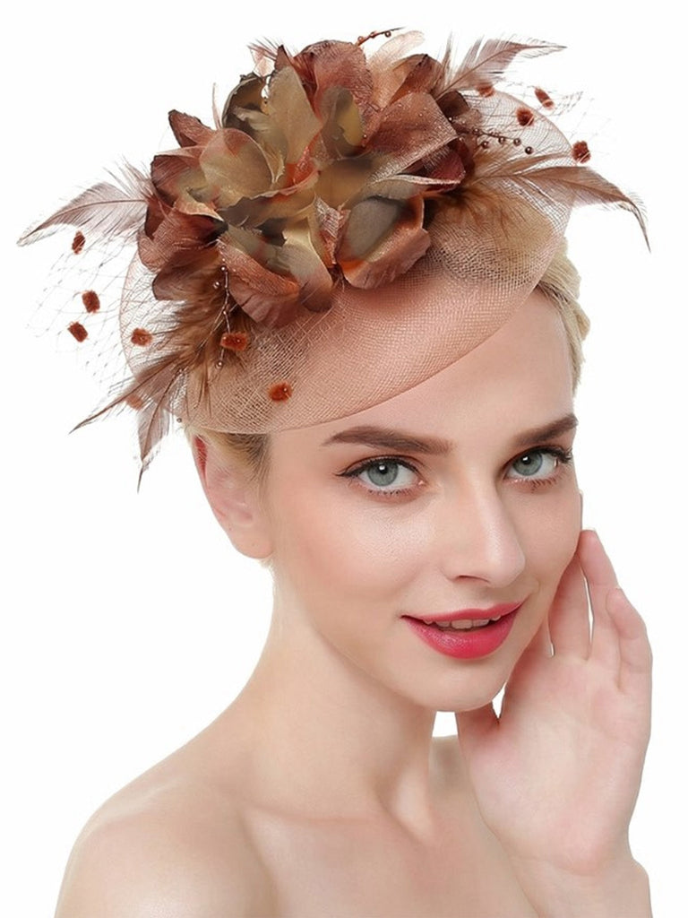 Femme portant une coiffe décorative ornée de plumes et de fleurs sur fond blanc