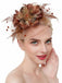 Femme portant une coiffe décorative ornée de plumes et de fleurs sur fond blanc