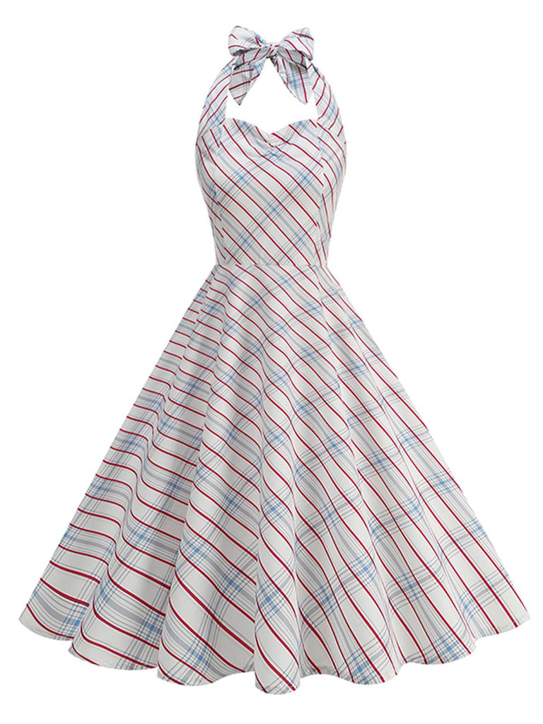 Robe dos nu à carreaux avec rayures rouges et bleues sur fond blanc