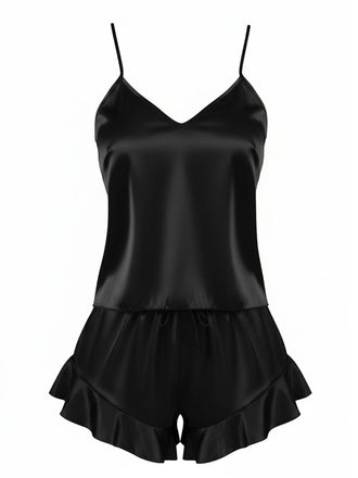 Ensemble deux pièces en satin soyeux composé d'un débardeur et d'un short, présenté ici en noir classique avec des détails à volants féminins.