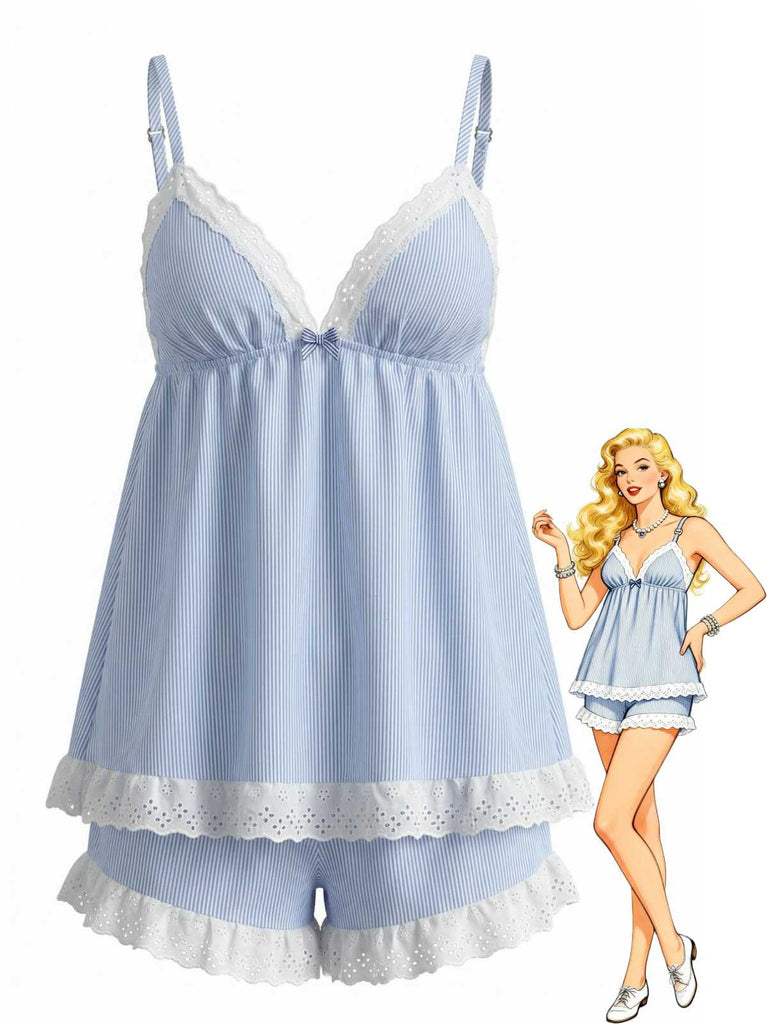 Un ensemble pyjama à rayures verticales bleu clair et blanches, composé d'un débardeur à col en V orné de dentelle ajourée et d'un short à volants assorti, présenté à côté d'une illustration pin-up de style rétro.