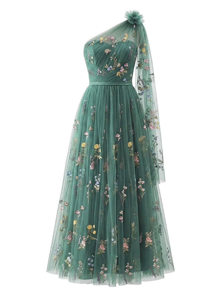 Robe longue en tulle vert asymétrique à une épaule, ornée de broderies florales, idéale pour les occasions formelles d'inspiration années 1930.