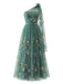 Robe longue en tulle vert asymétrique à une épaule, ornée de broderies florales, idéale pour les occasions formelles d'inspiration années 1930.