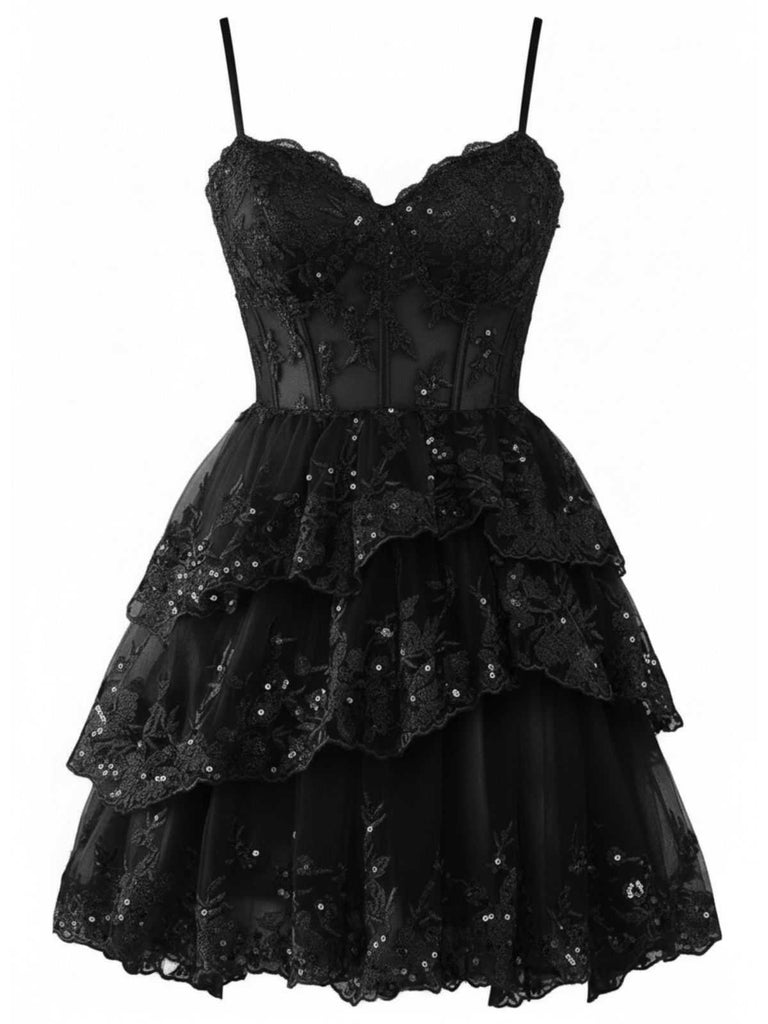 Vue de face en studio de la robe en noir classique, présentant le même corsage en dentelle et la même jupe en tulle à volants.