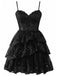 Vue de face en studio de la robe en noir classique, présentant le même corsage en dentelle et la même jupe en tulle à volants.