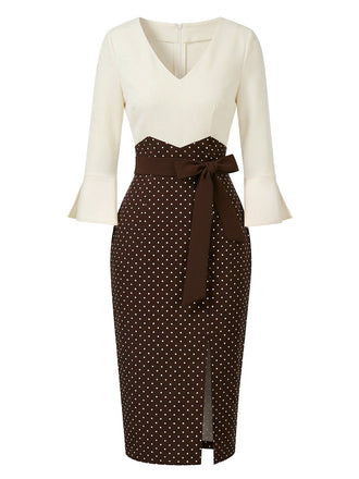 Une robe crayon sophistiquée arrivant aux genoux, dotée d'un corsage crème à col en V avec des manches cloche trois-quarts et d'une jupe marron chocolat taille haute à pois blancs, rehaussée d'une ceinture marron assortie.