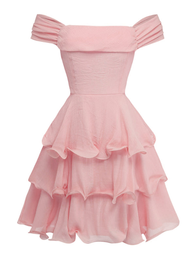 Robe rose à épaules dénudées avec volants superposés sur fond blanc