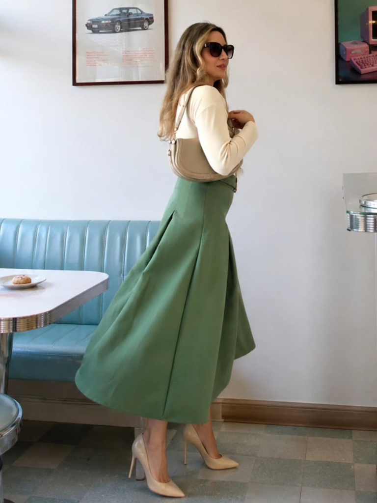 Robe plissée beige et verte en maille épaules dénudées années 50