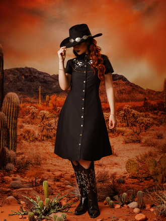 Robe noire en coton brodée de fleurs western années 1940