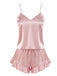 Un ensemble pyjama deux pièces en satin soyeux rose poudré, composé d'un simple débardeur à col en V et d'un short assorti à ourlet volanté.
