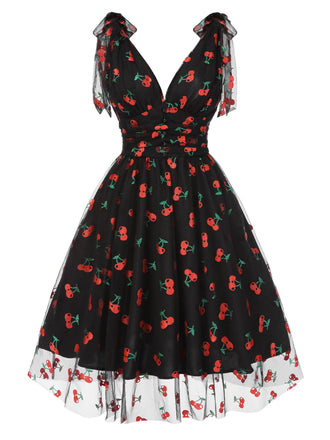Robe trapèze noire en maille cerise des années 1950