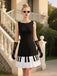 Robe noire patchwork à col bateau et touches de piano des années 1960