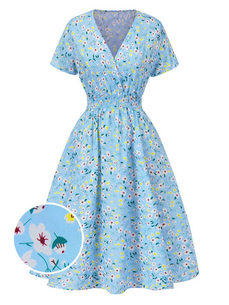 Robe trapèze bleu ciel à fleurs et col en V des années 1950