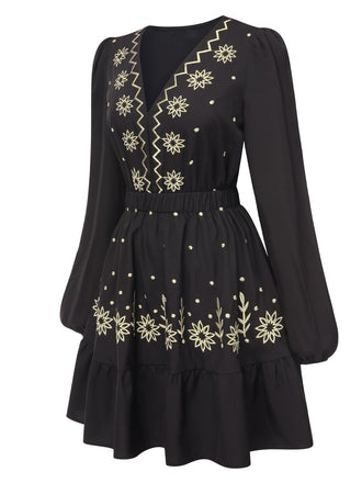 Robe noire à fleurs brodées et décolletée V profond années 1940