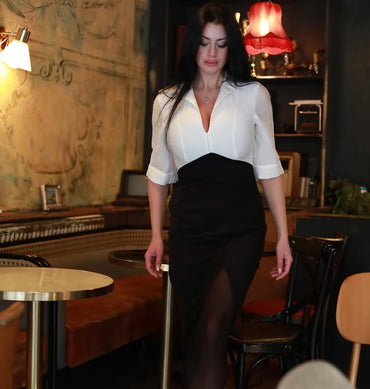 Robe moulante froncée à col cranté blanche et noire des années 1960